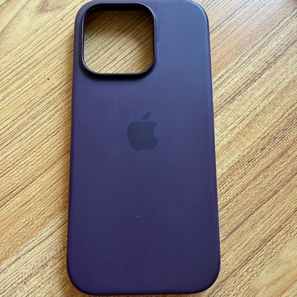 iPhone 16 Pro Silicone case with MagSafe - Picture 1 of 3